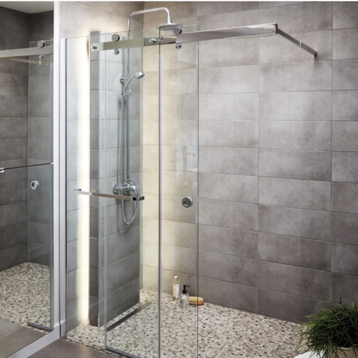 paroi de douche l'accès des deux côtés douche à l'italienne avec 2 barres  extensibles ronds